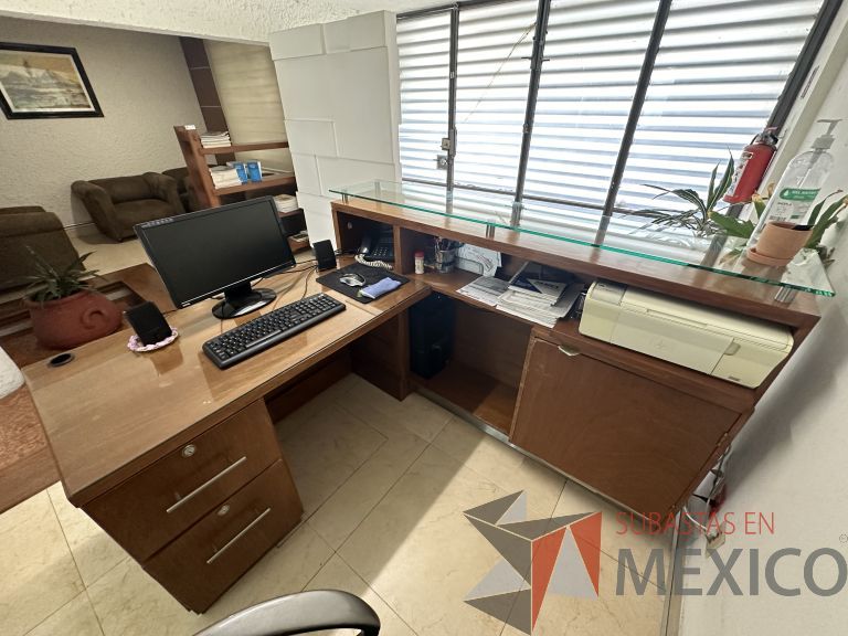 Lote 048 - Mueble de recepción con 1 archivero de 2 cajones y repisa de vidrio