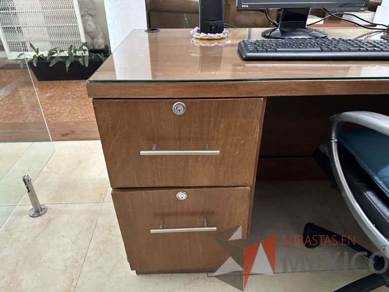 Lote 048 - Mueble de recepción con 1 archivero de 2 cajones y repisa de vidrio - Imagen 9