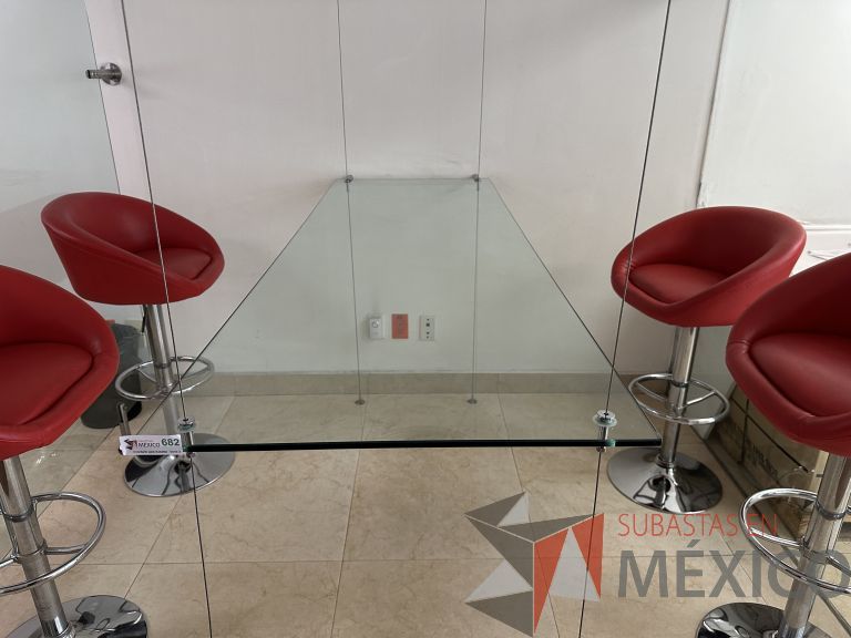 Lote 049 - Mesa de cristal suspendida