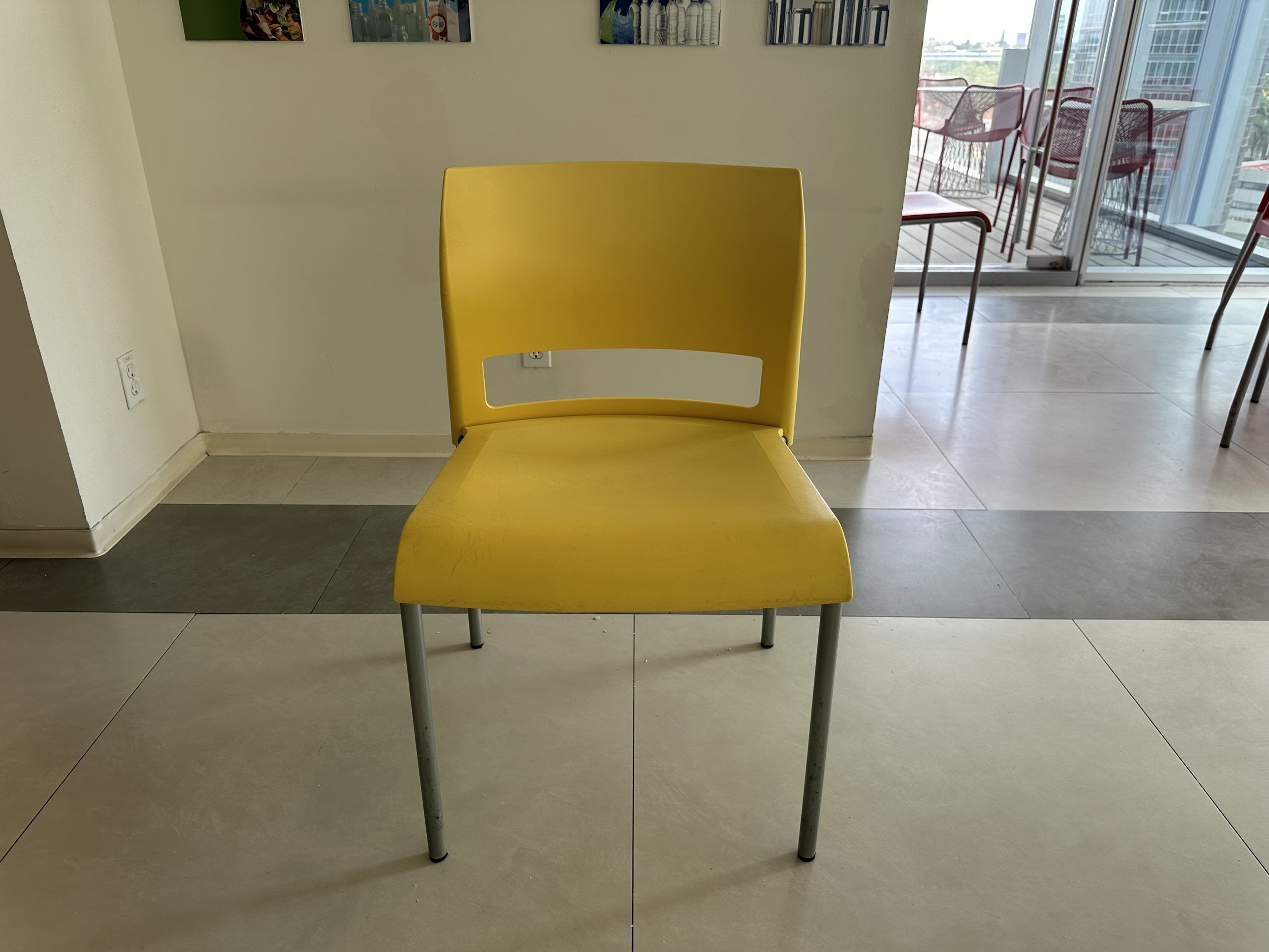 Lote 126 - 2 Sillas fijas, con asiento y respaldo en plástico color amarillo