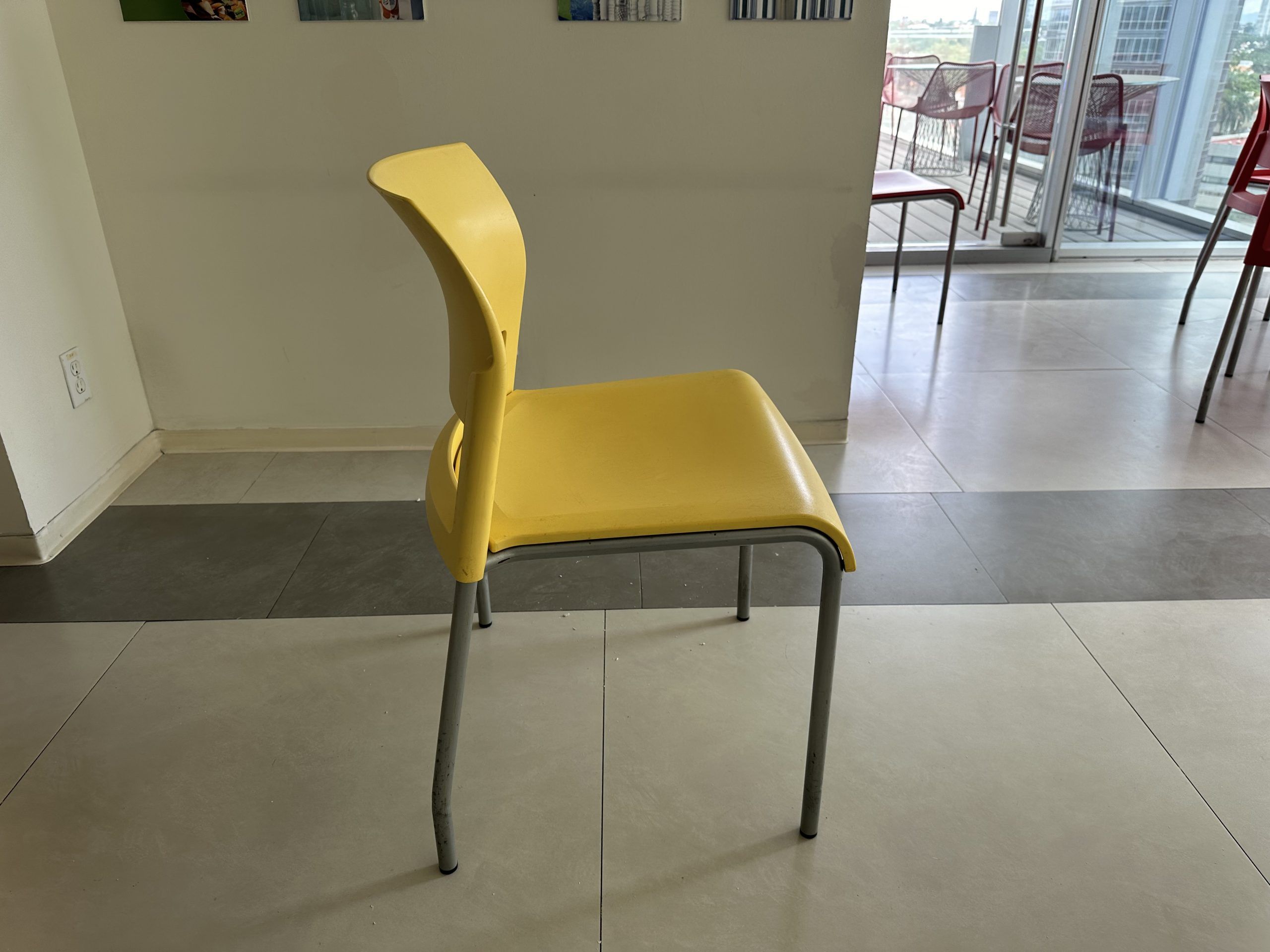 Lote 126 - 2 Sillas fijas, con asiento y respaldo en plástico color amarillo - Imagen 4