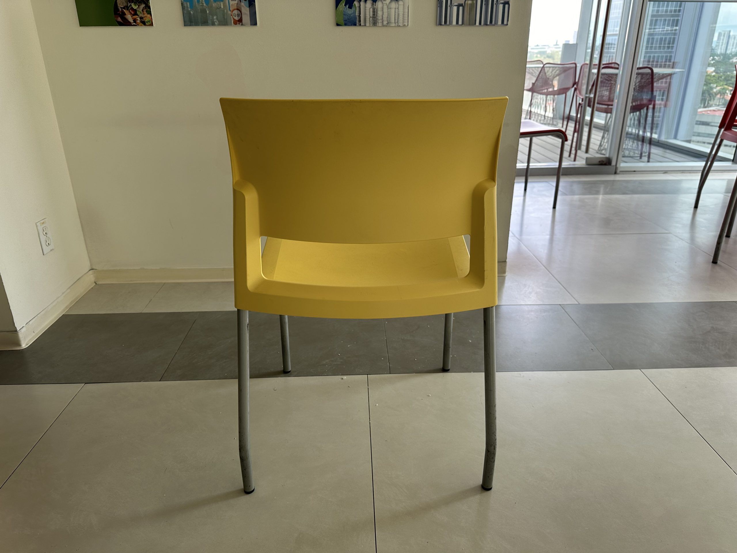 Lote 126 - 2 Sillas fijas, con asiento y respaldo en plástico color amarillo - Imagen 3