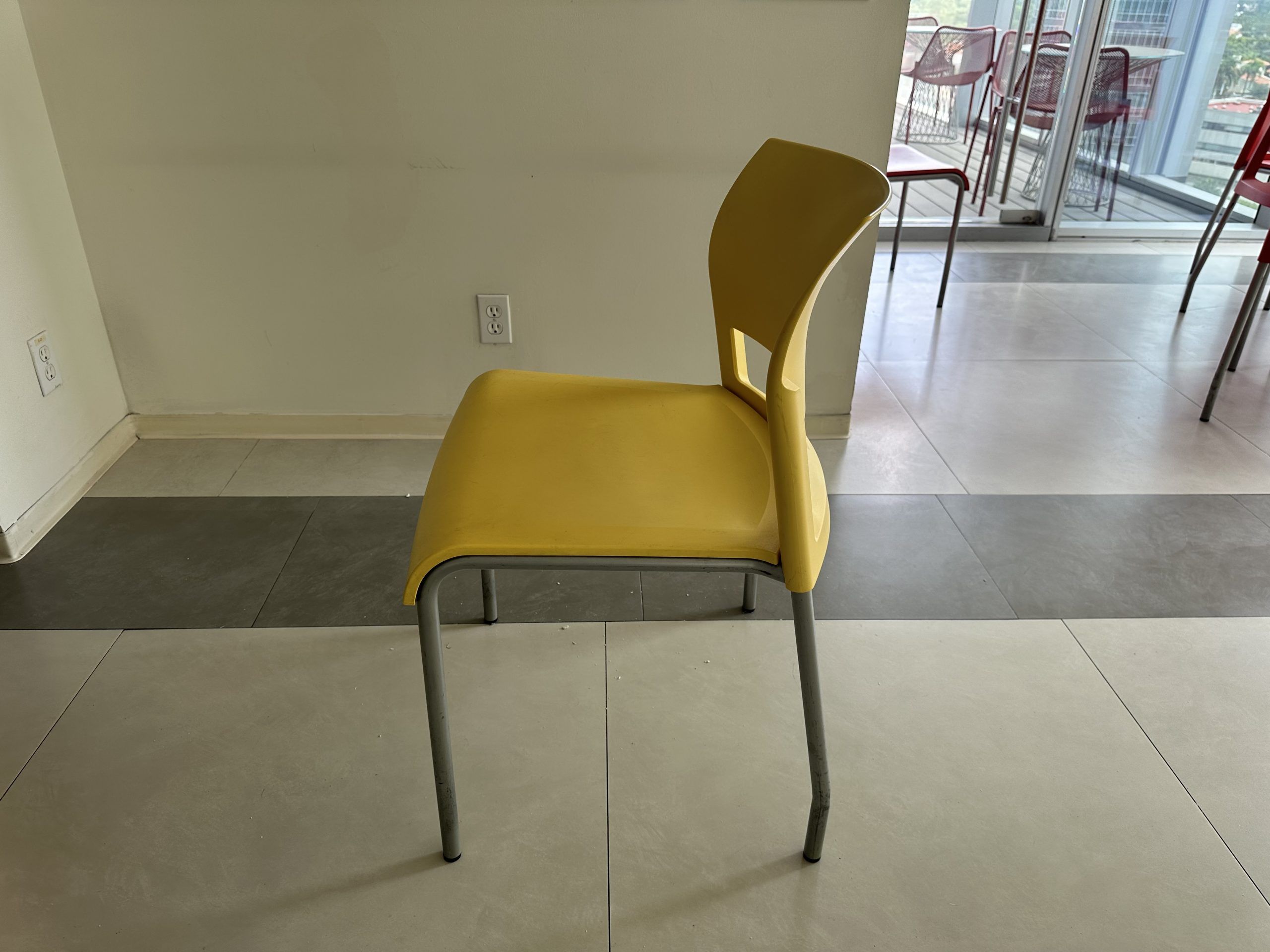 Lote 126 - 2 Sillas fijas, con asiento y respaldo en plástico color amarillo - Imagen 2