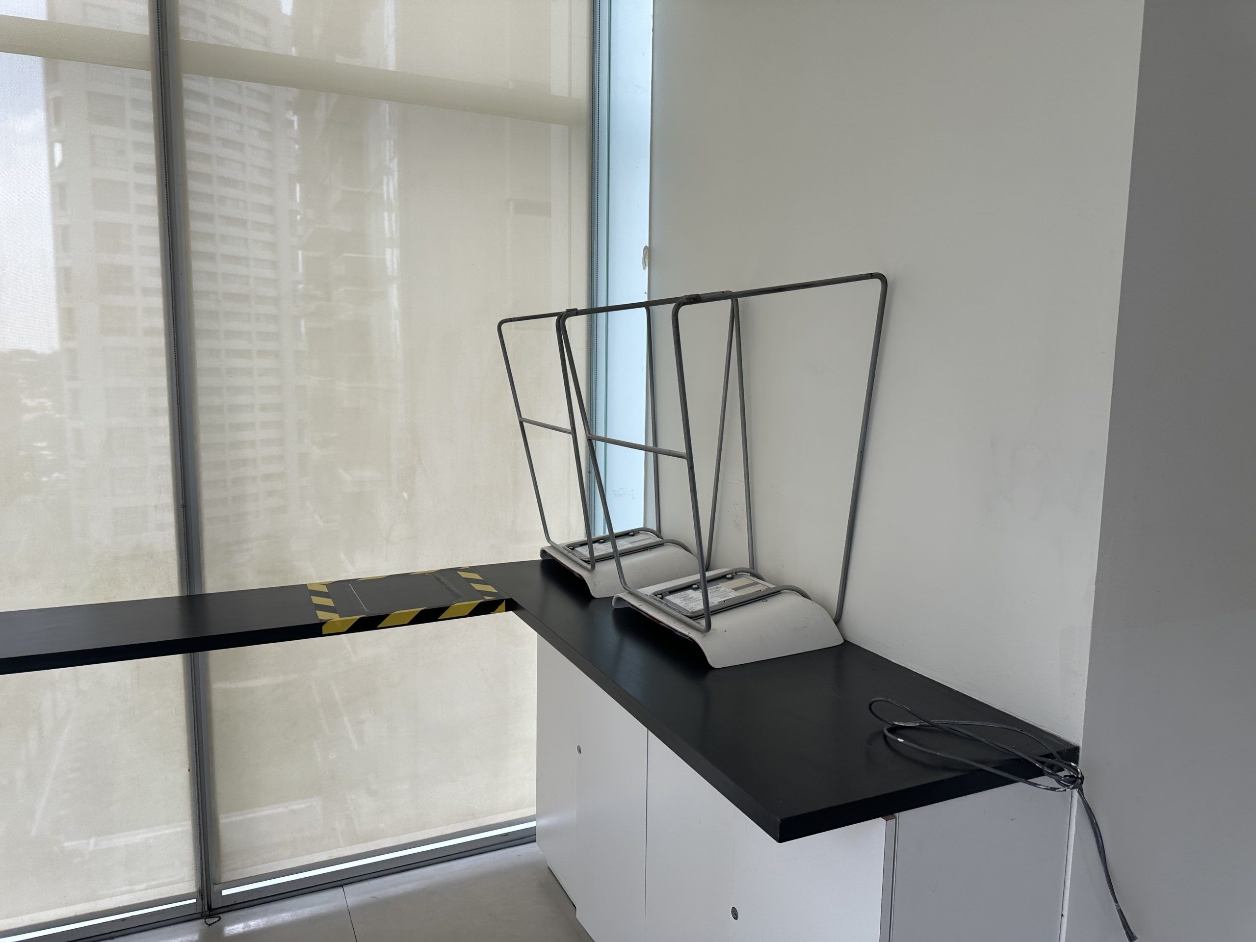 Lote 108 - 4 Bancos altos con base metálico y asiento en plástico con piel - Imagen 3