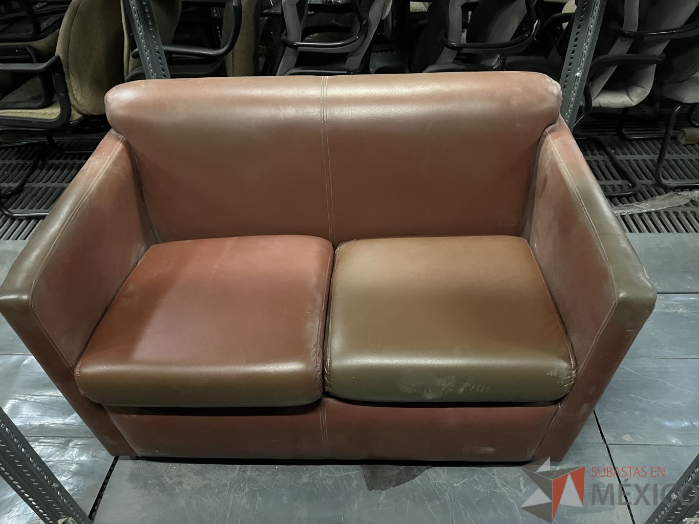 Lote 028 - 3 Sillones de 2 plazas con asiento y respaldo color café - Imagen 5