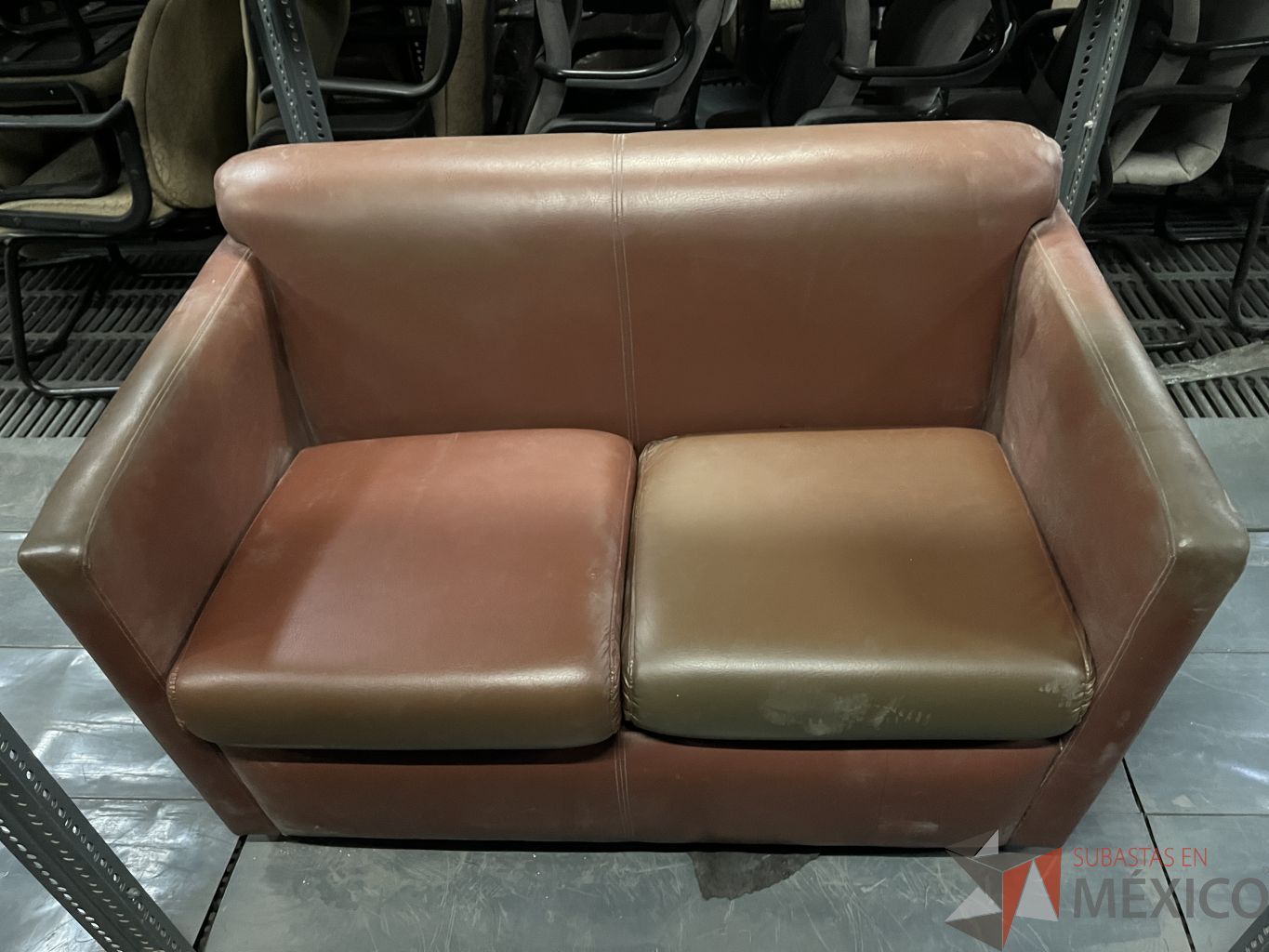 Lote 028 - 3 Sillones de 2 plazas con asiento y respaldo color café