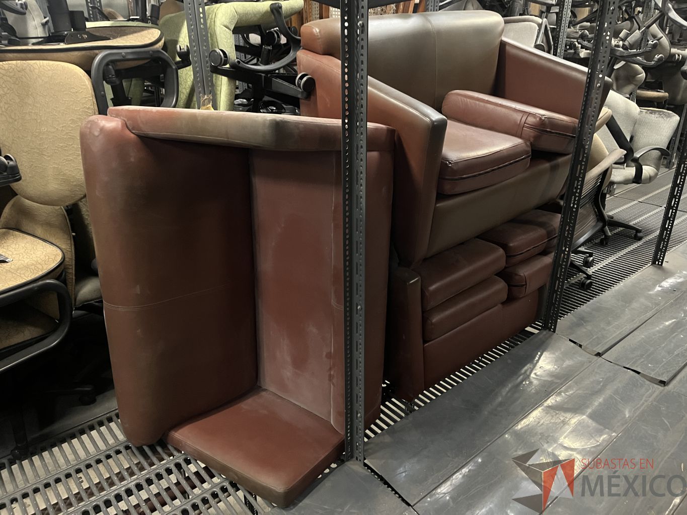 Lote 028 - 3 Sillones de 2 plazas con asiento y respaldo color café - Imagen 2