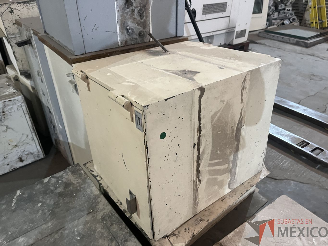 Lote 007 - 11 Gabinetes metálicos beige para traslado de valores - Imagen 14