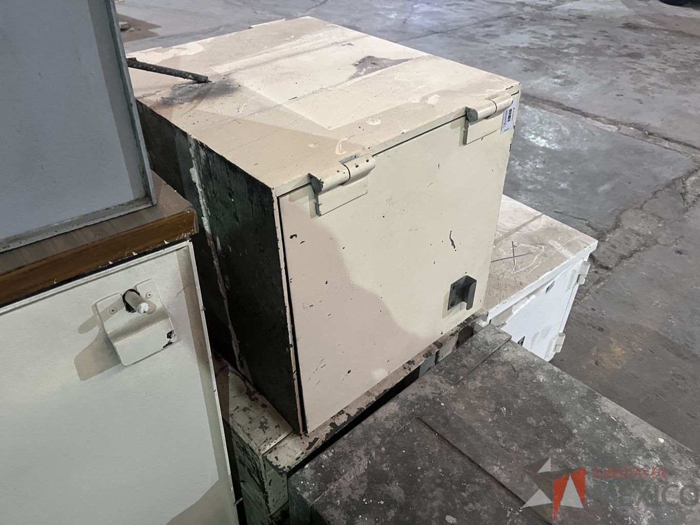 Lote 007 - 11 Gabinetes metálicos beige para traslado de valores - Imagen 12