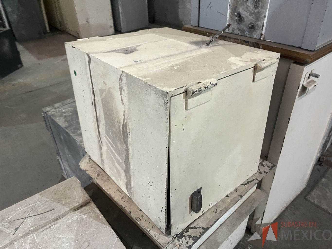 Lote 007 - 11 Gabinetes metálicos beige para traslado de valores - Imagen 11
