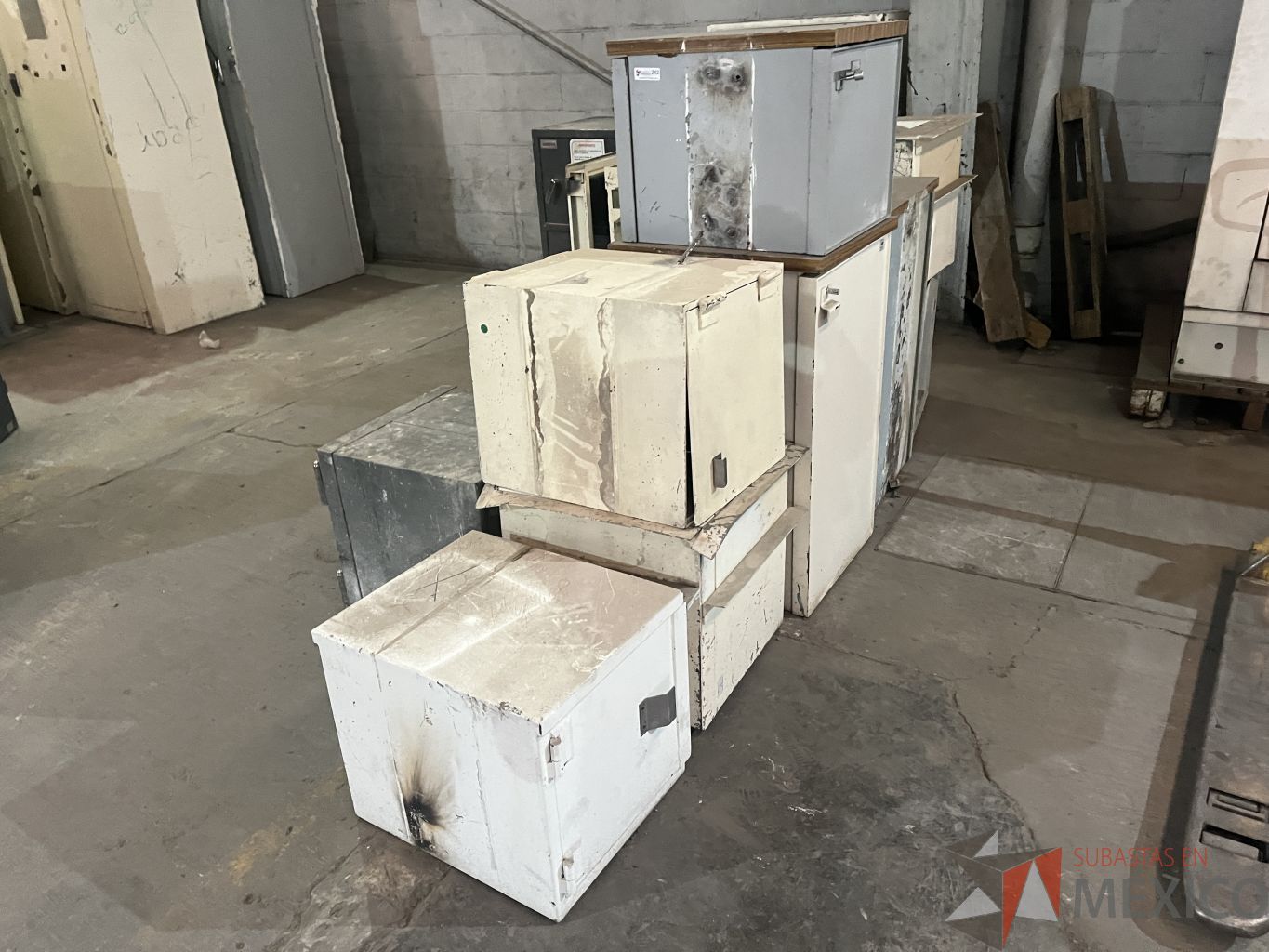 Lote 007 - 11 Gabinetes metálicos beige para traslado de valores - Imagen 9