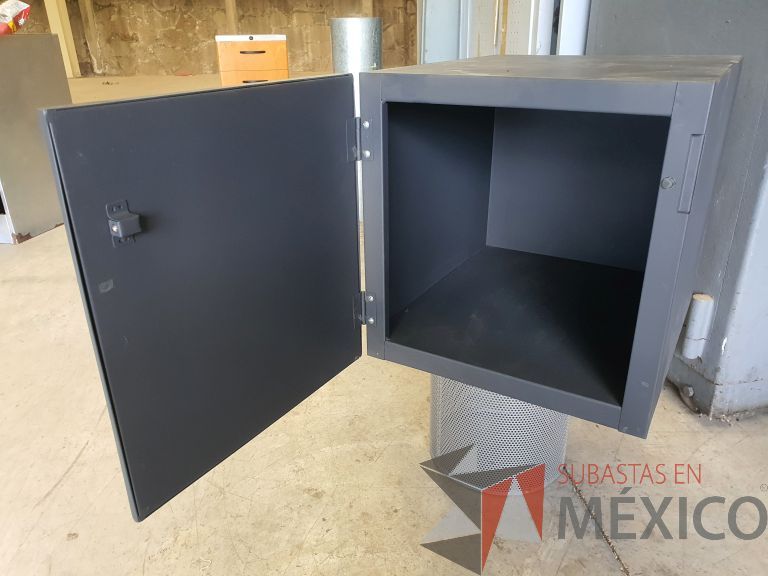 Lote 008 - 3 Gabinetes metálicos con 1 puerta color gris - Imagen 3