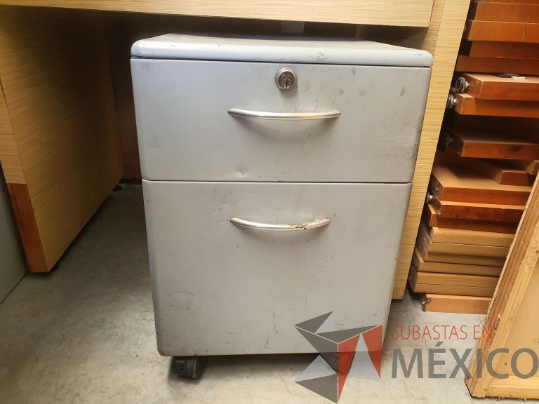 Lote 012 - Archivero de 2 cajones metálico y cubierta en madera