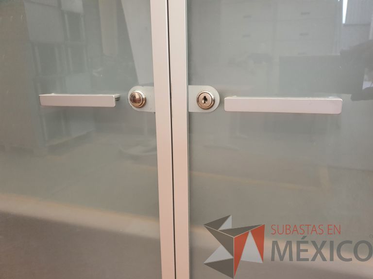 Lote 018 - Librero de madera con 2 puertas de cristal y 2 libreros abiertos con 8 entrepaños. - Imagen 9