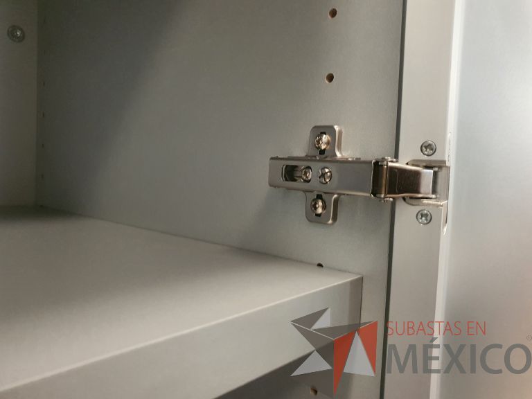 Lote 018 - Librero de madera con 2 puertas de cristal y 2 libreros abiertos con 8 entrepaños. - Imagen 6