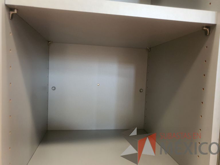 Lote 018 - Librero de madera con 2 puertas de cristal y 2 libreros abiertos con 8 entrepaños. - Imagen 3