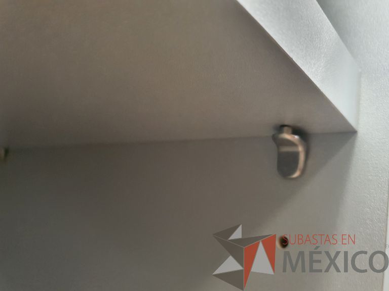 Lote 018 - Librero de madera con 2 puertas de cristal y 2 libreros abiertos con 8 entrepaños. - Imagen 2