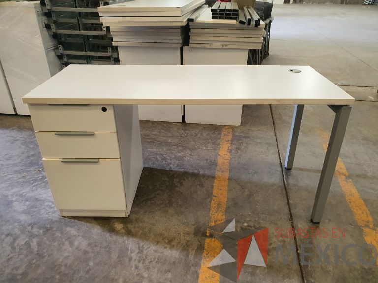 Lote 024 - 4 Escritorios con cubierta en madera, base metálica y archivero de pedestal de 3 cajones