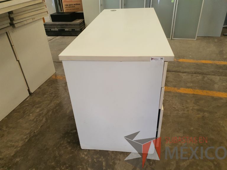 Lote 024 - 4 Escritorios con cubierta en madera, base metálica y archivero de pedestal de 3 cajones - Imagen 5