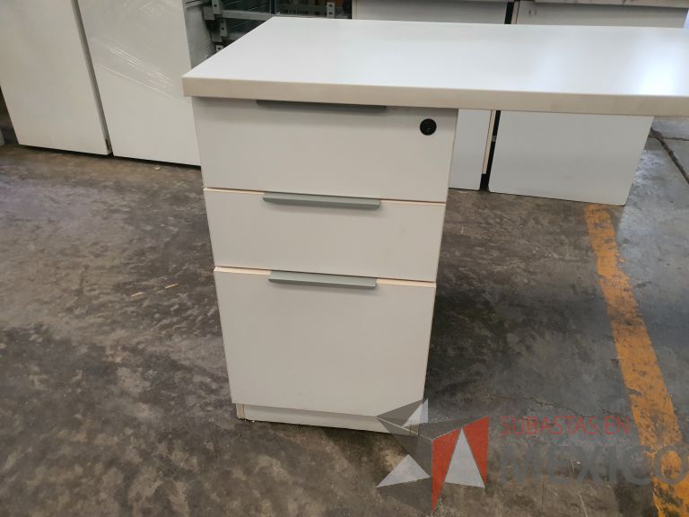 Lote 024 - 4 Escritorios con cubierta en madera, base metálica y archivero de pedestal de 3 cajones - Imagen 4
