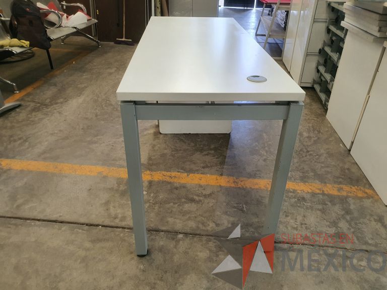 Lote 024 - 4 Escritorios con cubierta en madera, base metálica y archivero de pedestal de 3 cajones - Imagen 3