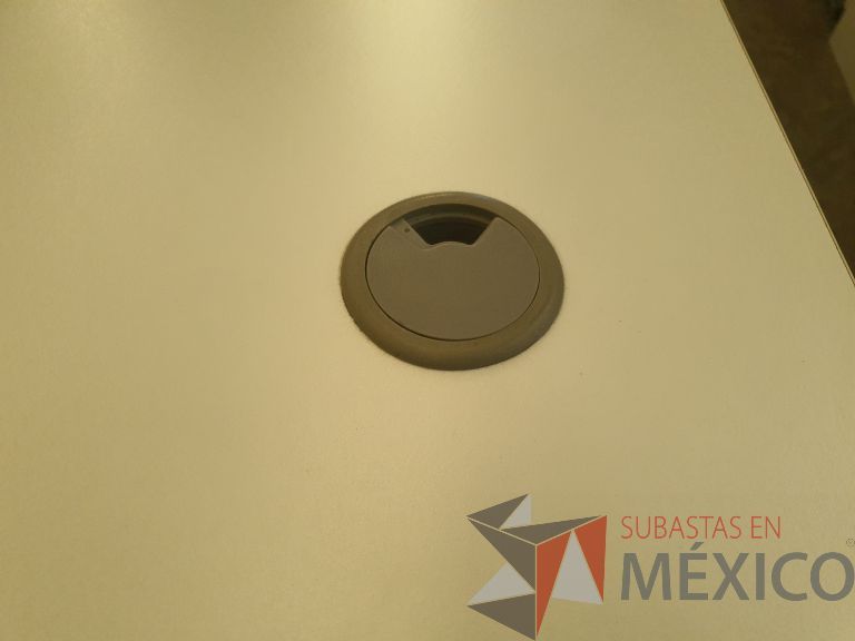 Lote 024 - 4 Escritorios con cubierta en madera, base metálica y archivero de pedestal de 3 cajones - Imagen 2