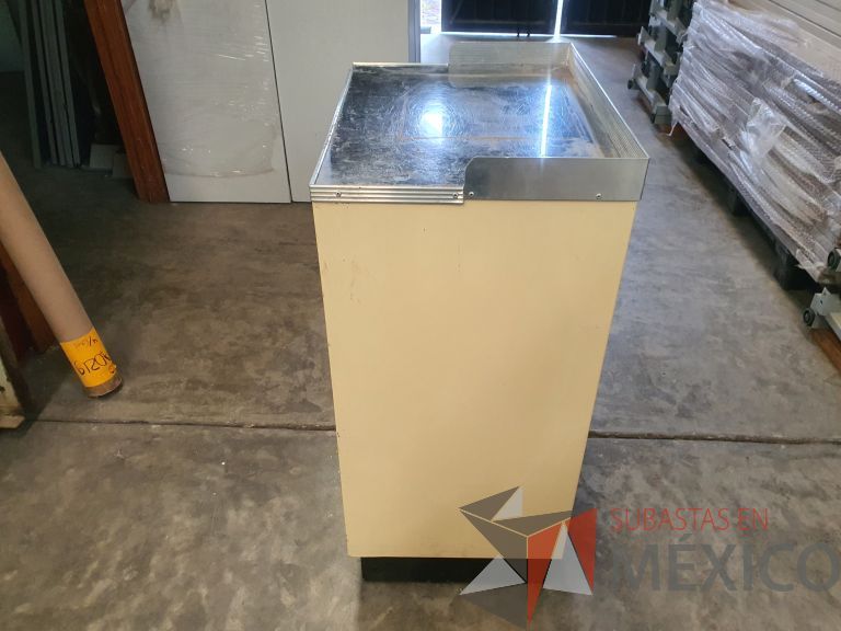 Lote 028 - Gabinete metálico con 1 puerta de vidrio y 2 cajones - Imagen 4