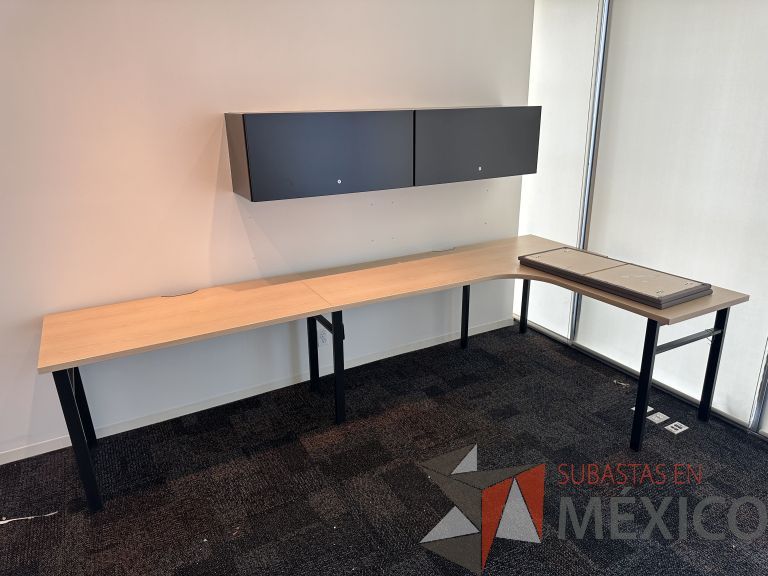 Lote 086 - Mesa de trabajo en escuadra con base metálica y cubierta color madera - Imagen 2