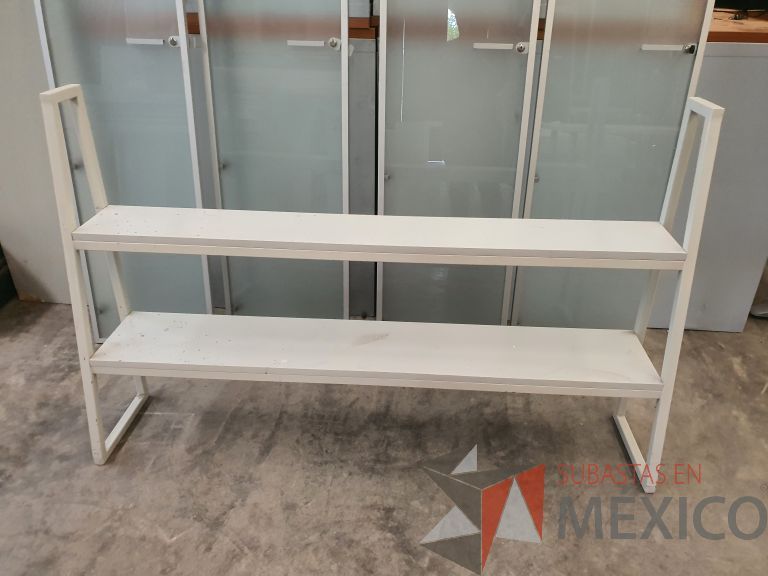 Lote 031 - Librero con 2 entrepaños color blanco y estructura metálica
