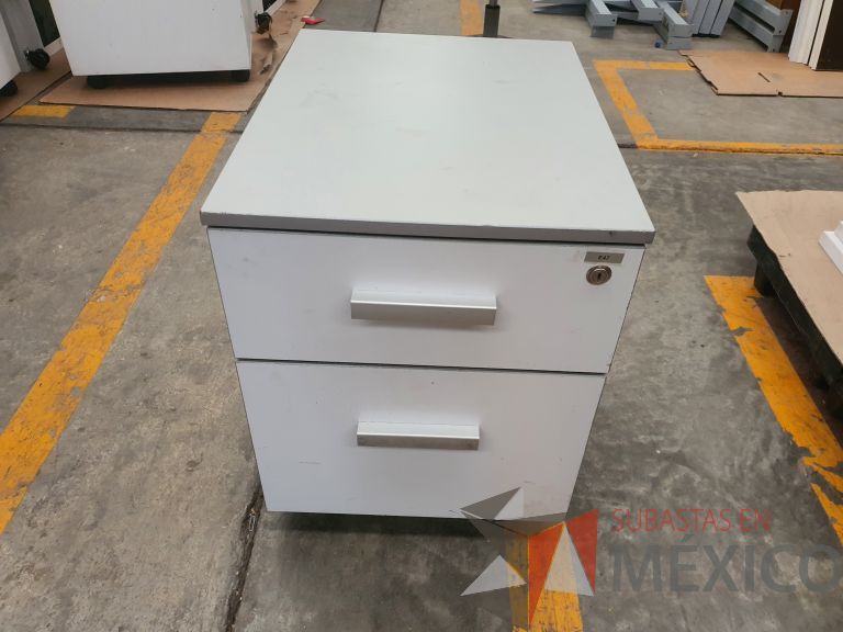 Lote 036 - Archivero de 2 cajones de madera con jaladera y ruedas en color blanco