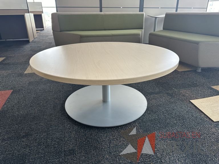 Lote 068 - Mesa de apoyo redonda con base metálica y cubierta color madera