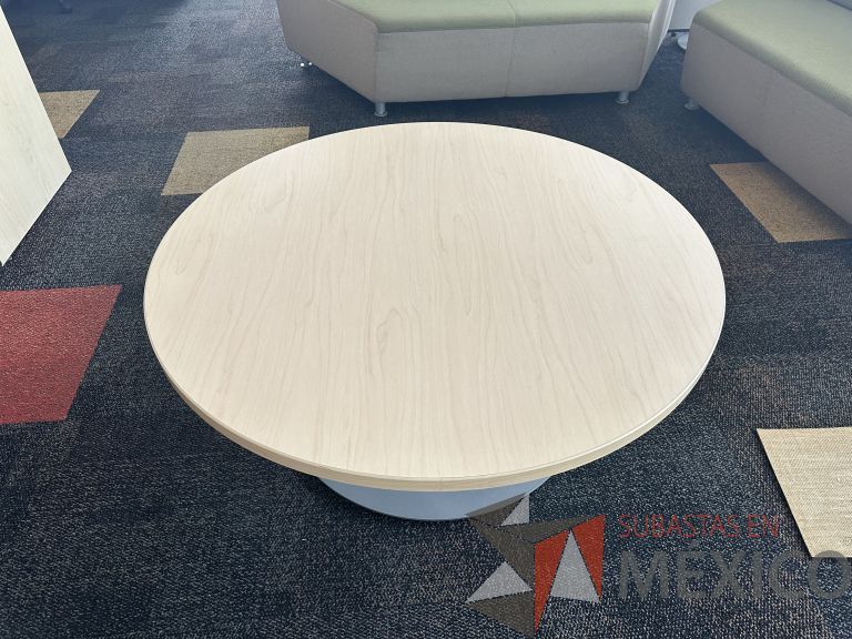 Lote 068 - Mesa de apoyo redonda con base metálica y cubierta color madera - Imagen 6