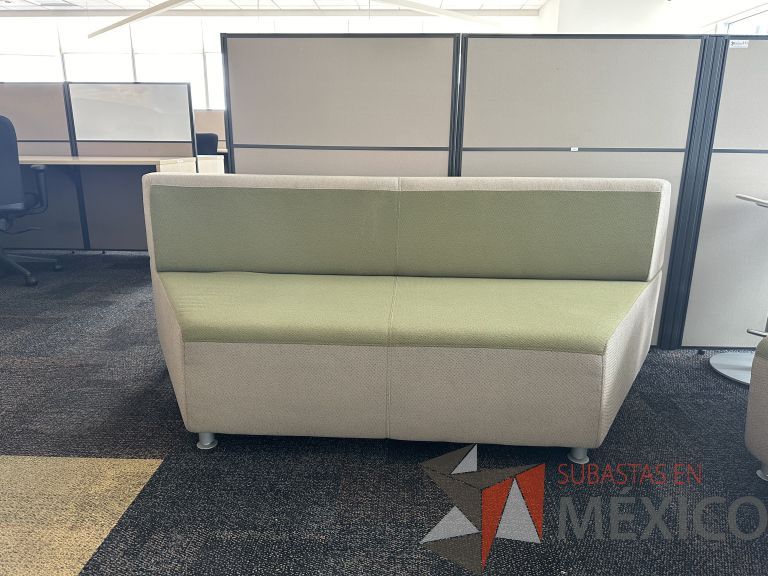 Lote 069 - Sillón de 3 plazas en tela color verde y gris