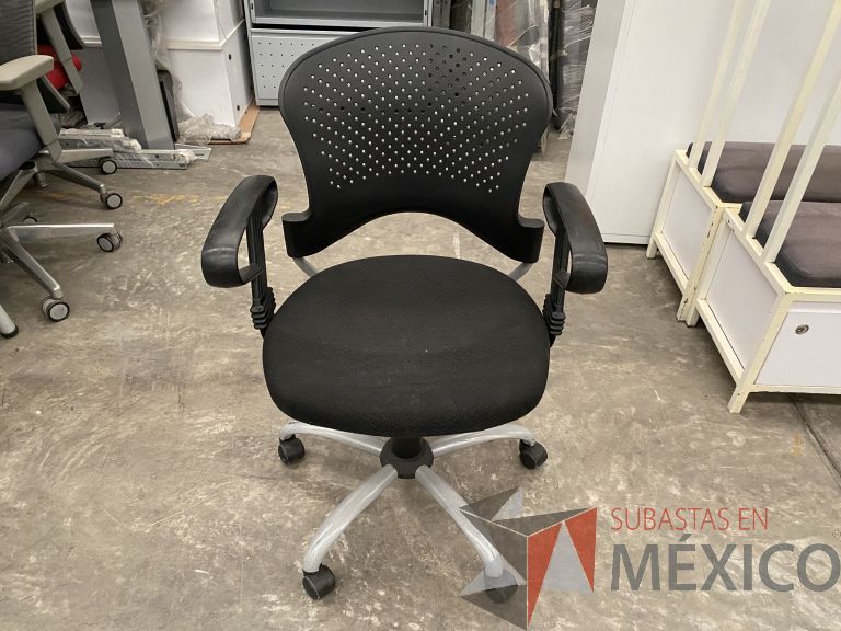 Lote 042 - Silla operativa con ruedas, descansabrazos, respaldo en plástico y asiento en tela color negro