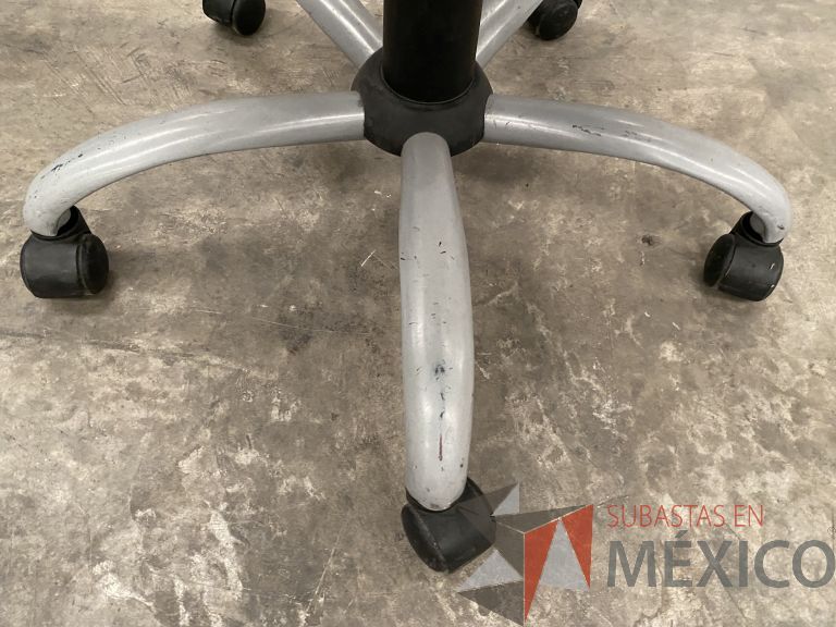 Lote 042 - Silla operativa con ruedas, descansabrazos, respaldo en plástico y asiento en tela color negro - Imagen 4