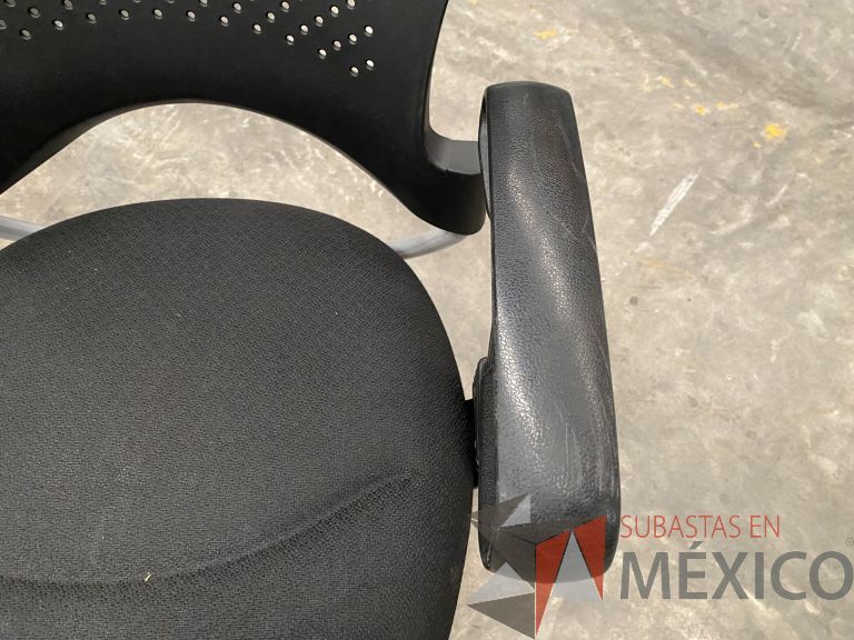 Lote 042 - Silla operativa con ruedas, descansabrazos, respaldo en plástico y asiento en tela color negro - Imagen 3