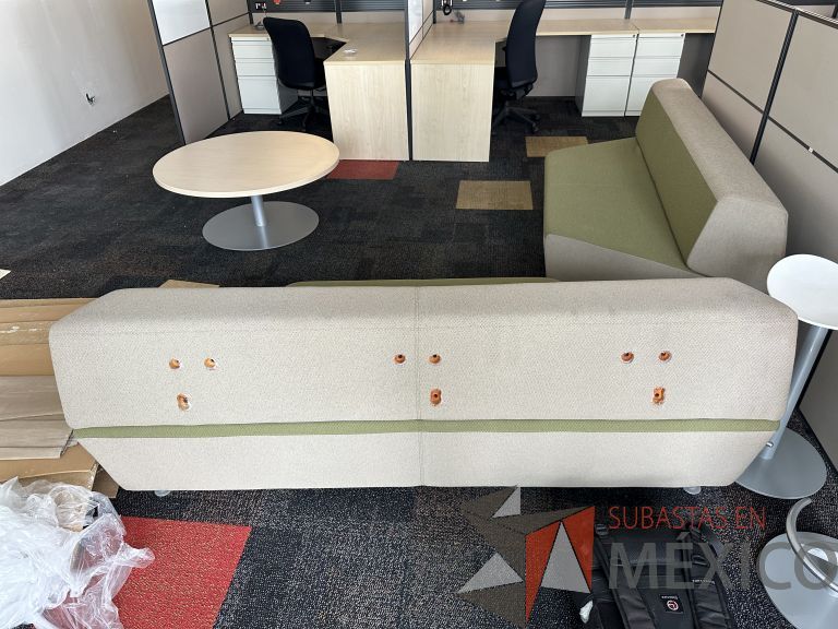 Lote 070 - Sillón de 3 plazas en tela color verde y gris - Imagen 5