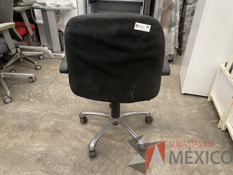 Lote 043 - 17 Sillas operativas con rueda, descansabrazos, respaldo y asiento en tela color negro - Imagen 6