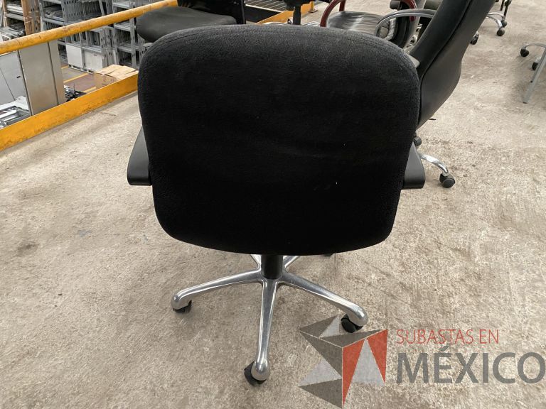 Lote 043 - 17 Sillas operativas con rueda, descansabrazos, respaldo y asiento en tela color negro - Imagen 3
