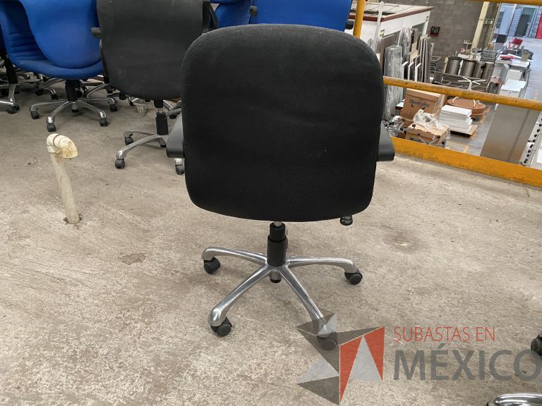 Lote 043 - 17 Sillas operativas con rueda, descansabrazos, respaldo y asiento en tela color negro - Imagen 2