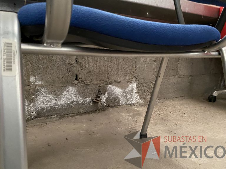 Lote 045 - Silla operativa con ruedas, descansabrazos, respaldo en plástico y asiento en tela color azul - Imagen 5