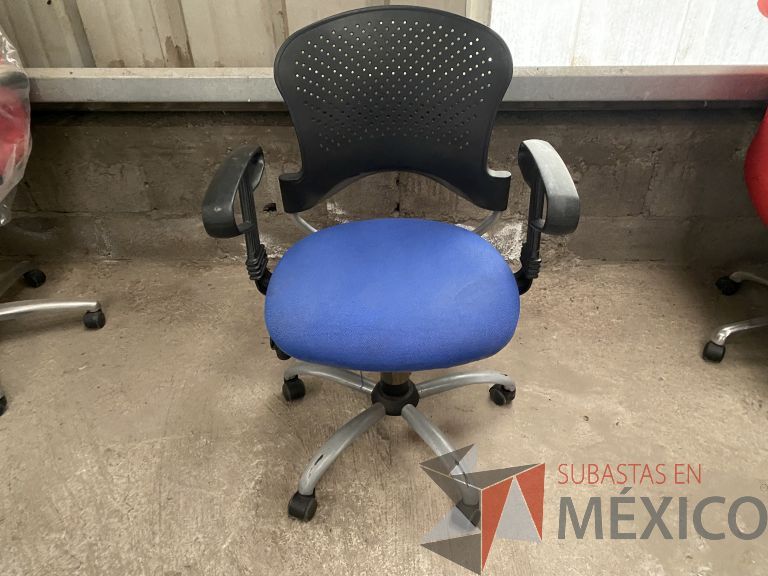 Lote 045 - Silla operativa con ruedas, descansabrazos, respaldo en plástico y asiento en tela color azul