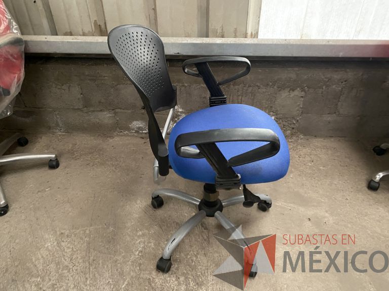 Lote 045 - Silla operativa con ruedas, descansabrazos, respaldo en plástico y asiento en tela color azul - Imagen 4