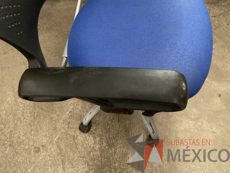 Lote 045 - Silla operativa con ruedas, descansabrazos, respaldo en plástico y asiento en tela color azul - Imagen 3