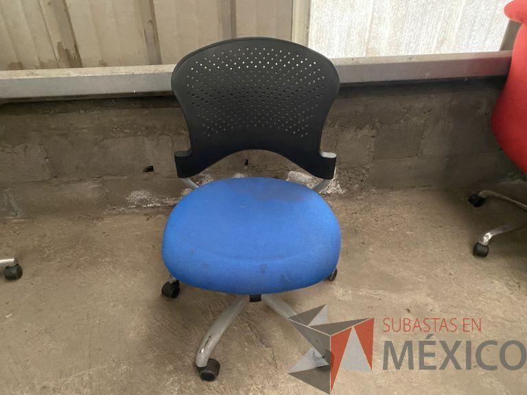 Lote 047 - 2 Sillas operativas con ruedas, sin descansabrazos, respaldo en plástico y asiento en tela color azul - Imagen 7