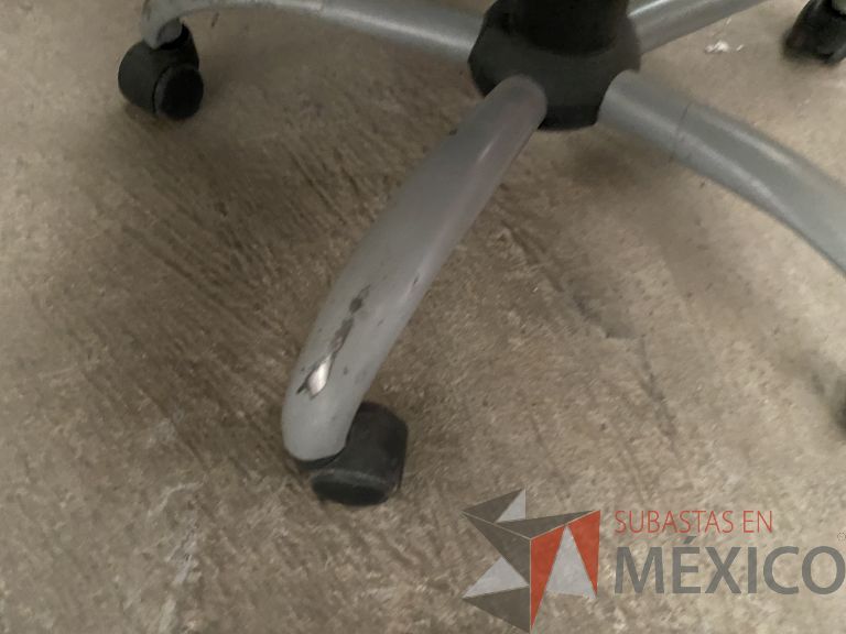 Lote 047 - 2 Sillas operativas con ruedas, sin descansabrazos, respaldo en plástico y asiento en tela color azul - Imagen 6