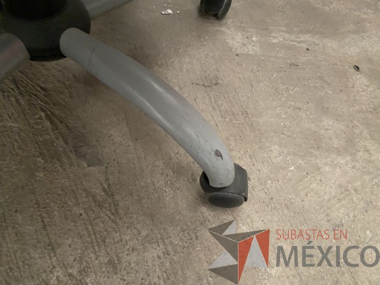 Lote 047 - 2 Sillas operativas con ruedas, sin descansabrazos, respaldo en plástico y asiento en tela color azul - Imagen 5