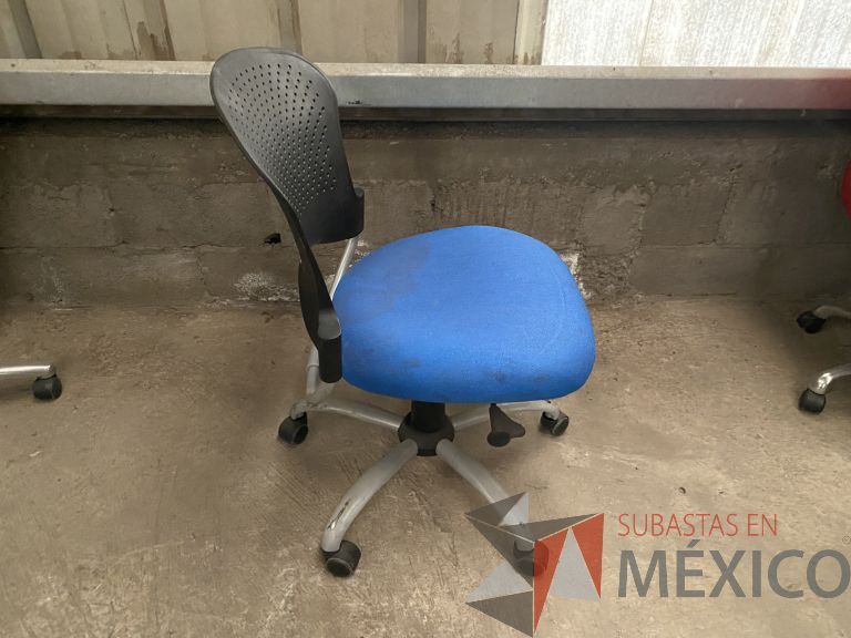 Lote 047 - 2 Sillas operativas con ruedas, sin descansabrazos, respaldo en plástico y asiento en tela color azul - Imagen 4