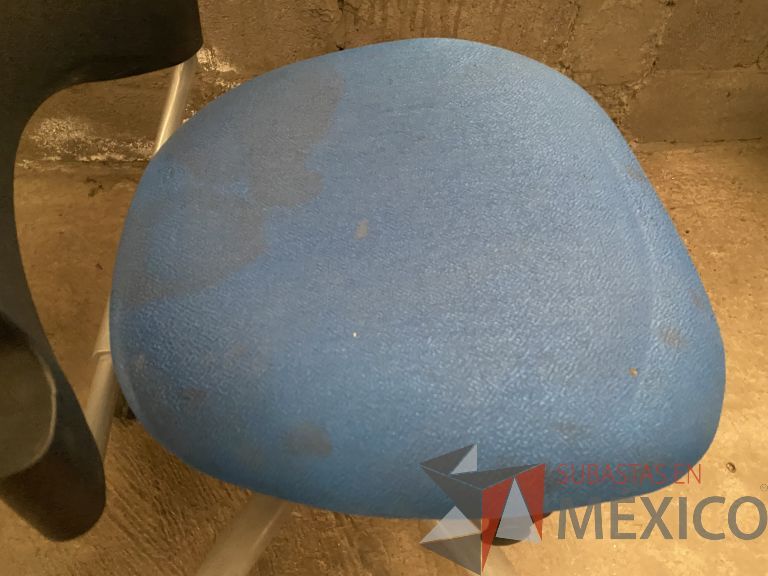 Lote 047 - 2 Sillas operativas con ruedas, sin descansabrazos, respaldo en plástico y asiento en tela color azul - Imagen 3