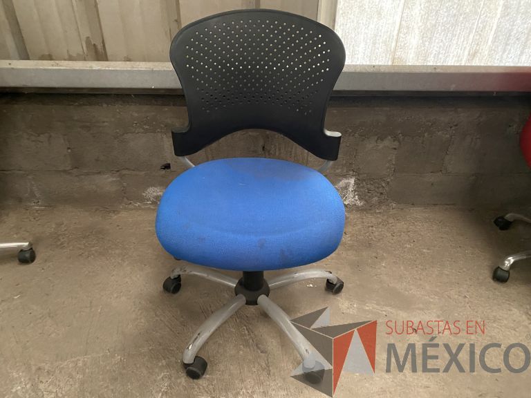Lote 047 - 2 Sillas operativas con ruedas, sin descansabrazos, respaldo en plástico y asiento en tela color azul